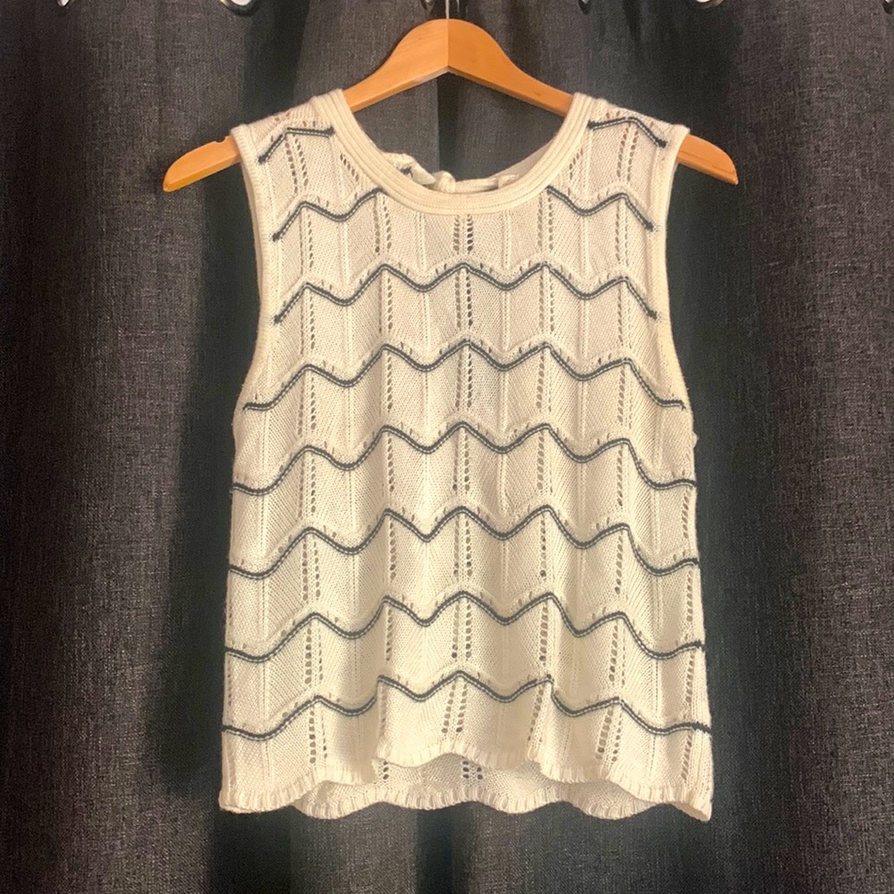 Knit sleeveless top, with key-hole back and tied fastening